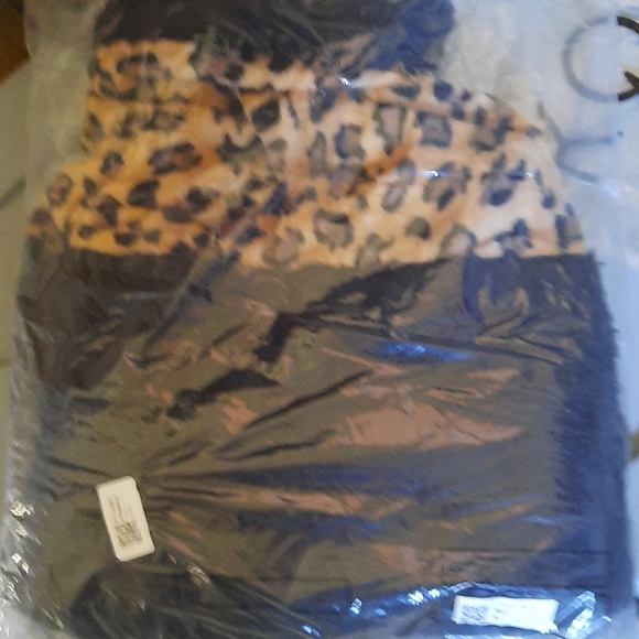 Last 1 leopard animal print two-tone pullover top - Picture 9 of 9